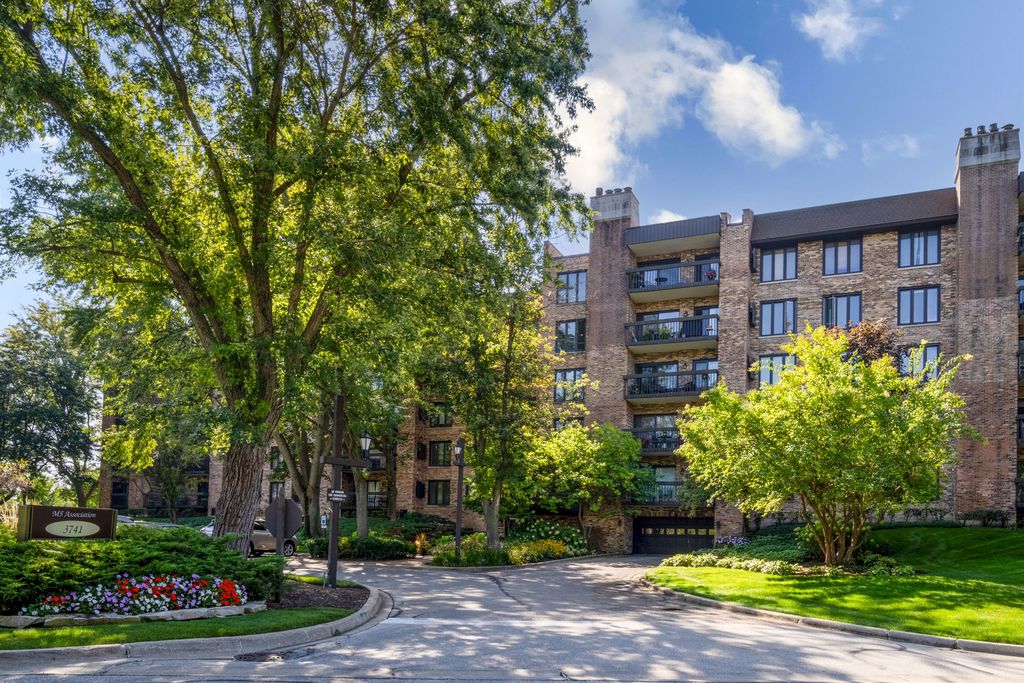 Photo for 3741 Mission Hills Road #110, Northbrook, IL 60062 (MLS # 12474686)