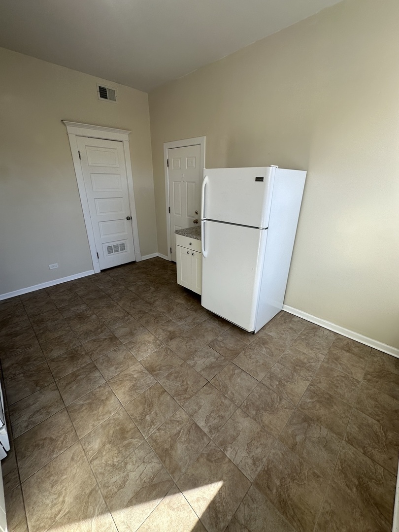 953 N California Avenue 2F