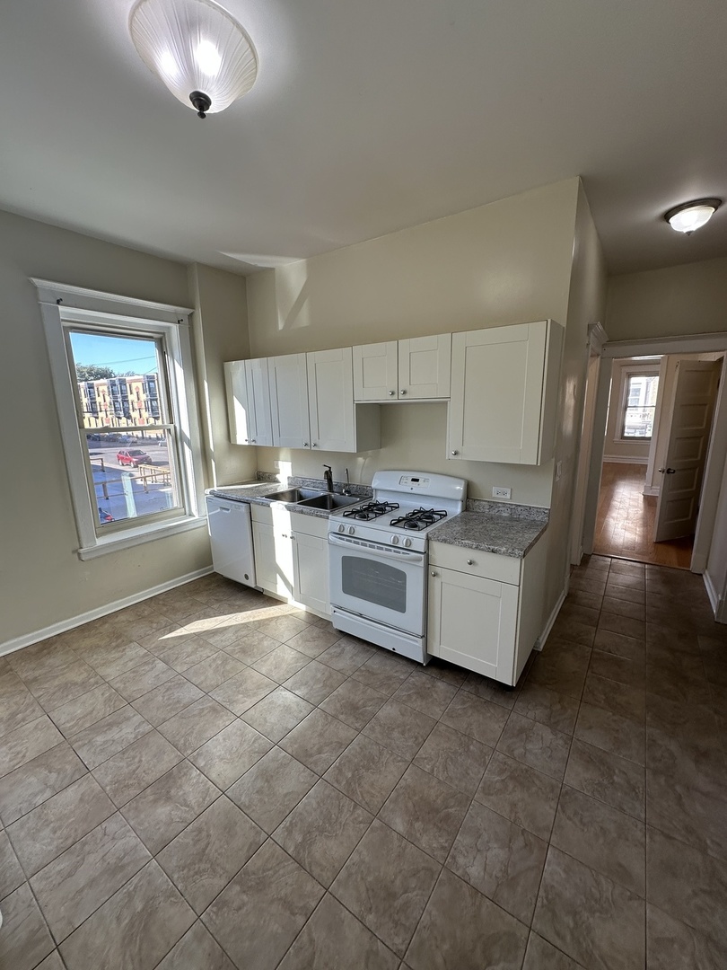 953 N California Avenue 2F