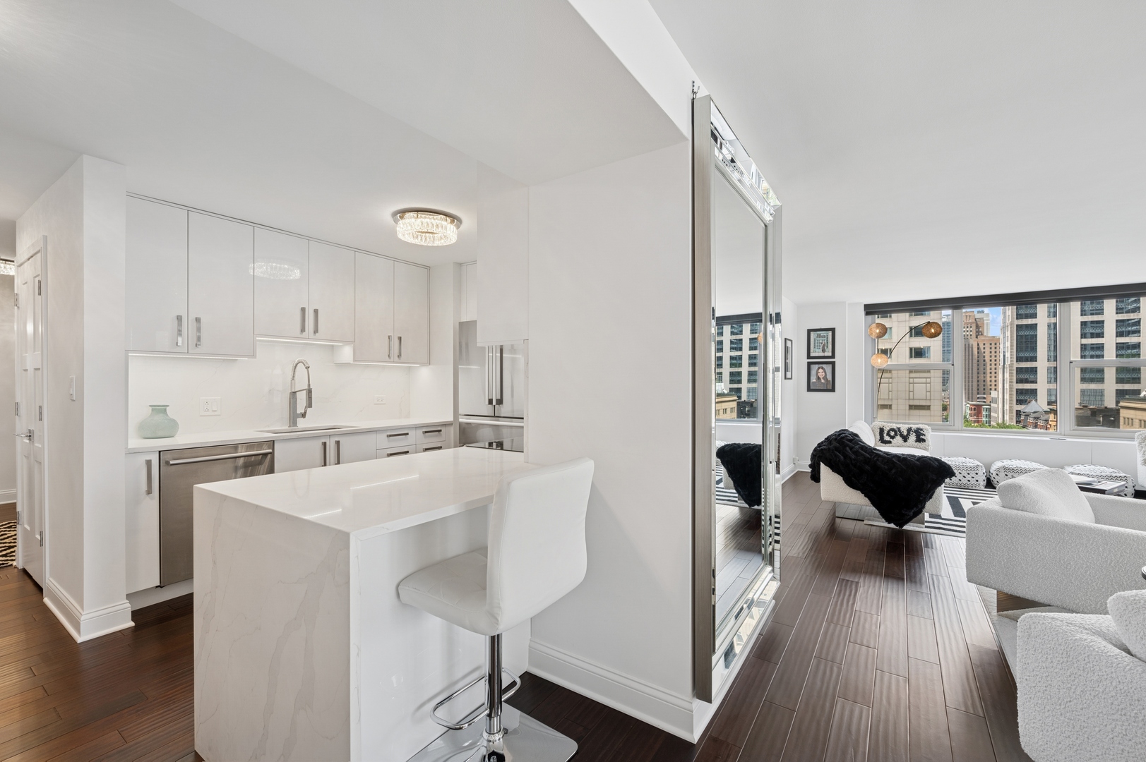 Chicago, Illinois 60611, United States, 2 Bedrooms Bedrooms, ,3 BathroomsBathrooms,Residential,Active,242131