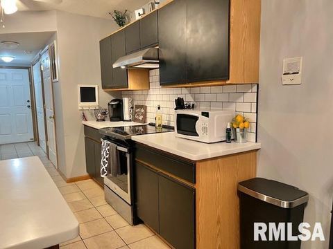 Tiny photo for 3828 CREEK HILL Drive #3, Bettendorf, IA 52722 (MLS # QC4267775)