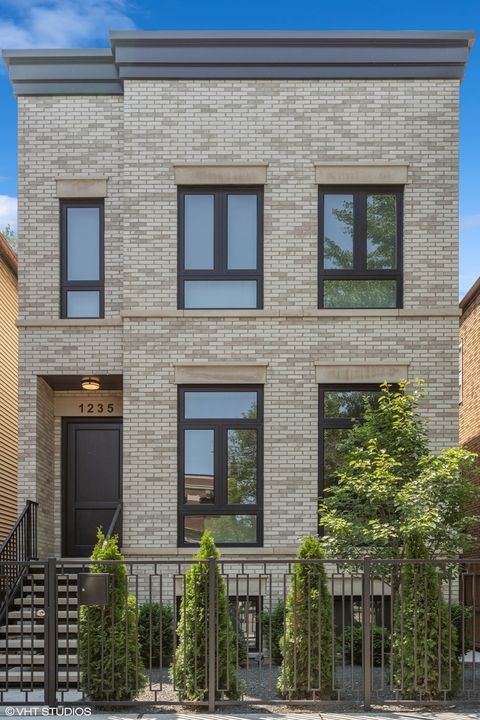1235 W Wellington Avenue Chicago IL 60657