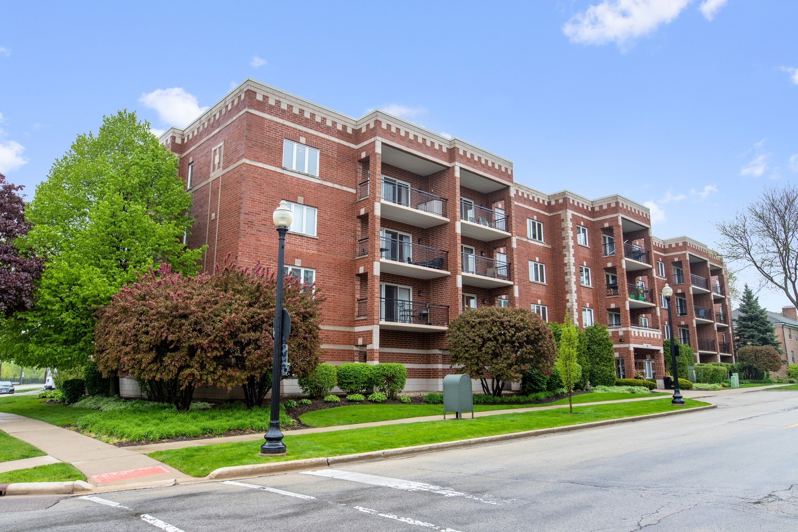 Photo 1 of 19 — 100 N Gary Avenue 210, Wheaton, IL 60187