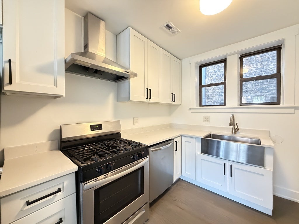 1955 W SCHOOL Street 2