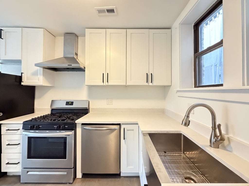 1955 W SCHOOL Street 2