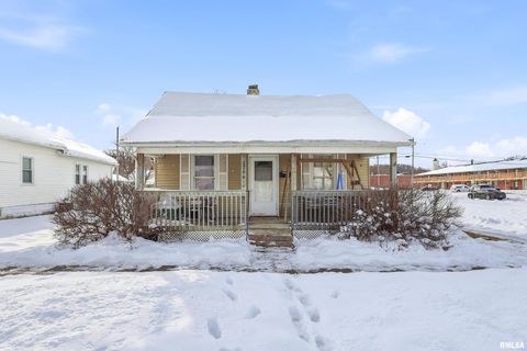 Tiny photo for 2706 5 1/2 Avenue, Rock Island, IL 61201 (MLS # QC4270034)