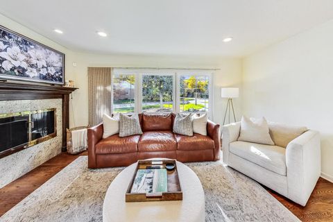 Tiny photo for 705 N County Line Road, Hinsdale, IL 60521 (MLS # 12628083)