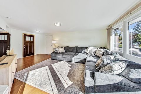 Tiny photo for 705 N County Line Road, Hinsdale, IL 60521 (MLS # 12628083)