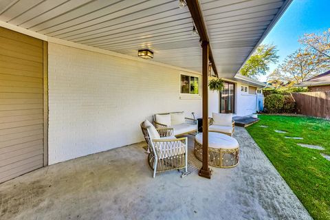 Tiny photo for 705 N County Line Road, Hinsdale, IL 60521 (MLS # 12628083)