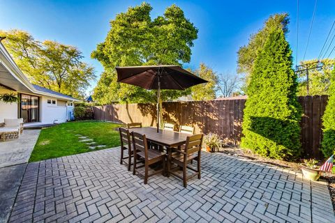 Tiny photo for 705 N County Line Road, Hinsdale, IL 60521 (MLS # 12628083)