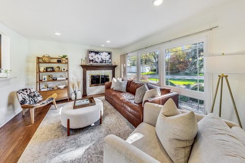 Tiny photo for 705 N County Line Road, Hinsdale, IL 60521 (MLS # 12628083)