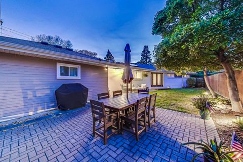 Tiny photo for 705 N County Line Road, Hinsdale, IL 60521 (MLS # 12628083)