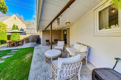 Tiny photo for 705 N County Line Road, Hinsdale, IL 60521 (MLS # 12628083)