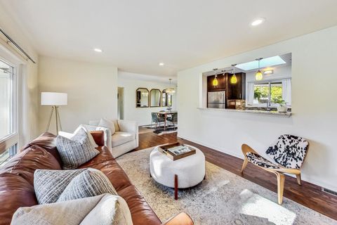 Tiny photo for 705 N County Line Road, Hinsdale, IL 60521 (MLS # 12628083)