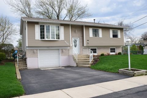 Photo of 986 Yorkshire Drive, Hanover Park, IL 60133 (MLS # 12619570)