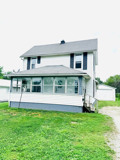 Photo of 506 W Lincoln ST, Hoopeston, IL 60942 (MLS # 12704512)