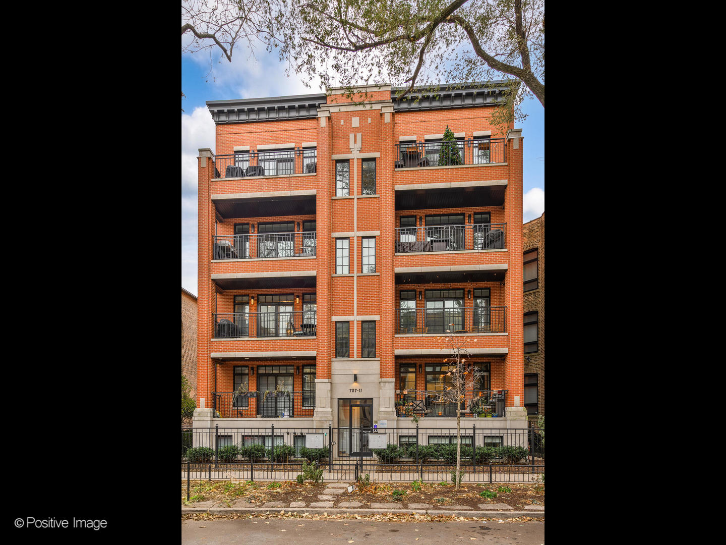 707 W Buckingham Place 2E