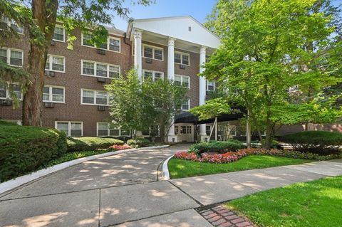 Photo of 1025 Randolph Street #107, Oak Park, IL 60302 (MLS # 12578263)