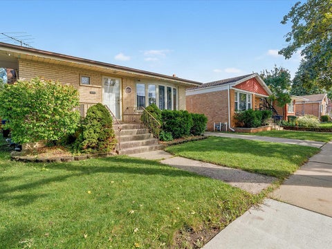 Photo of 2712 W 97th Place, Evergreen Park, IL 60805 (MLS # 12797506)