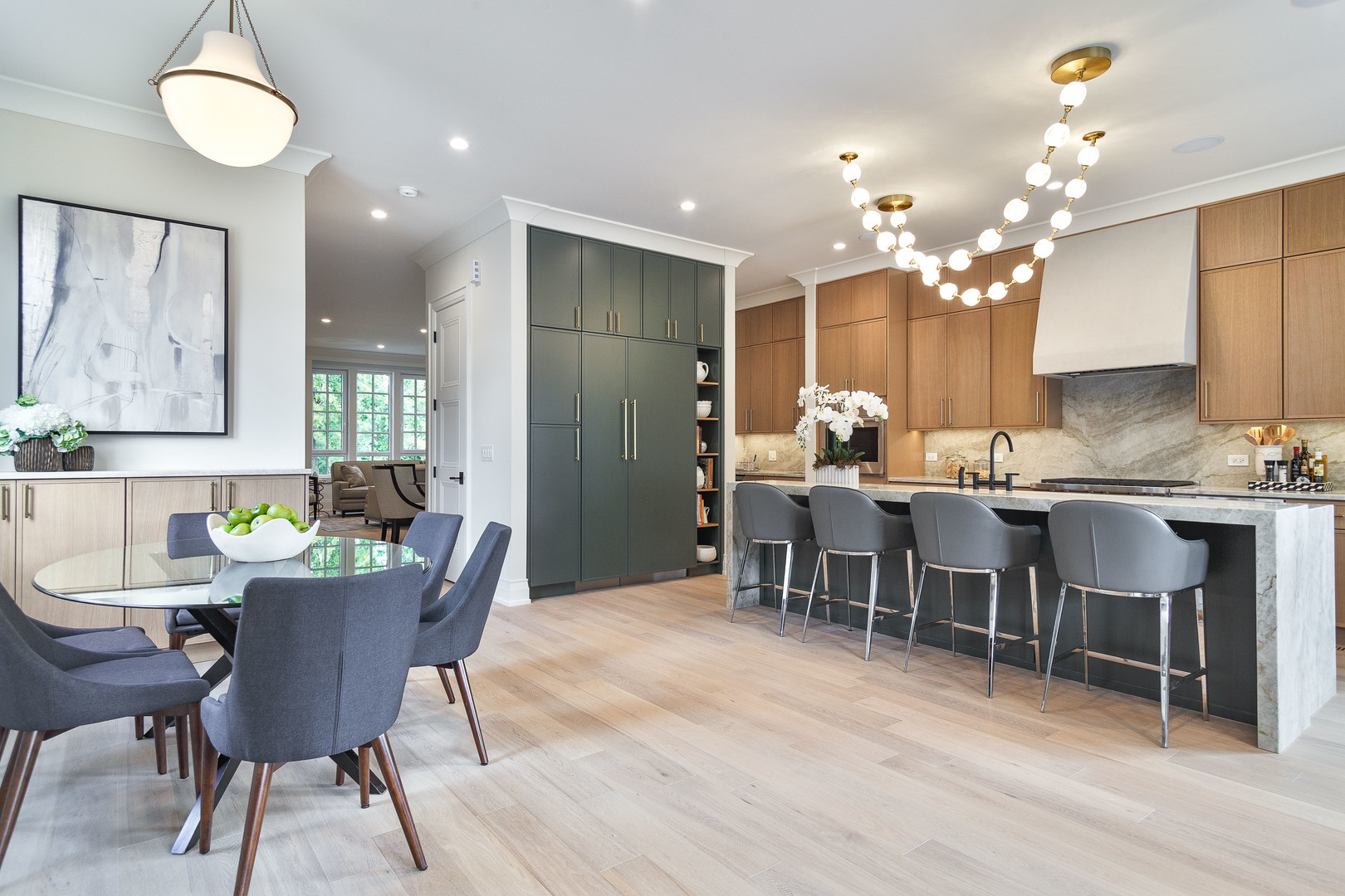 1633 W Balmoral Avenue