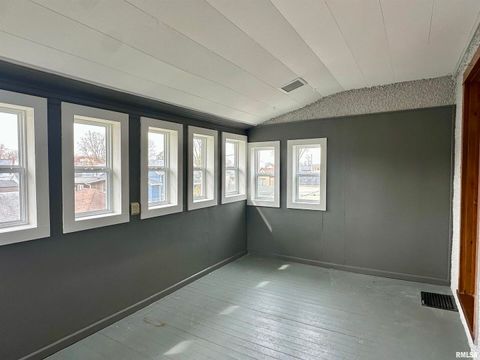 Tiny photo for 811 7th Avenue S, Clinton, IA 52732 (MLS # 100000288)