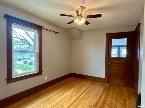 Tiny photo for 811 7th Avenue S, Clinton, IA 52732 (MLS # 100000288)