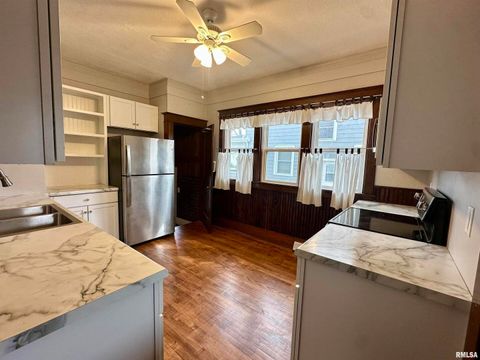 Tiny photo for 811 7th Avenue S, Clinton, IA 52732 (MLS # 100000288)