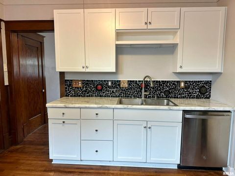 Tiny photo for 811 7th Avenue S, Clinton, IA 52732 (MLS # 100000288)