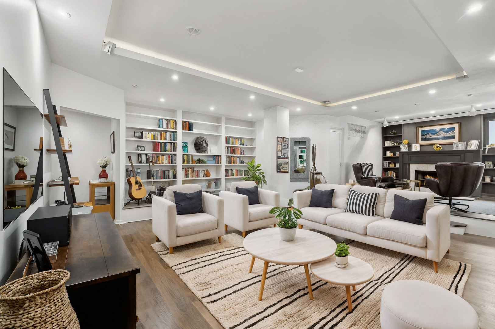 727 S Dearborn Street 911