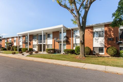 Tiny photo for 9500 Dee Road #202B, Des Plaines, IL 60016 (MLS # 12615477)