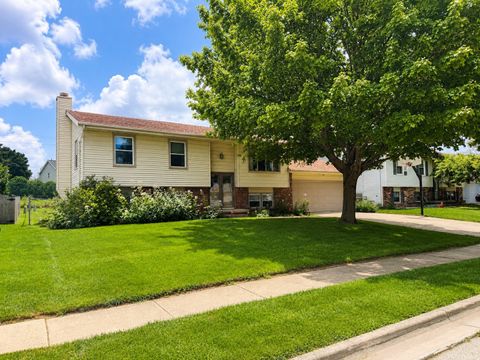 Photo of 304 S Evergreen Lane, Bloomington, IL 61704 (MLS # 12702395)