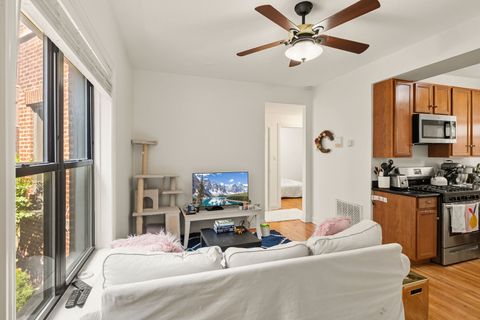 Tiny photo for 903 W CORNELIA Avenue #1N, Chicago, IL 60657 (MLS # 12472330)