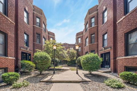 Photo of 903 W CORNELIA Avenue #1N, Chicago, IL 60657 (MLS # 12472330)