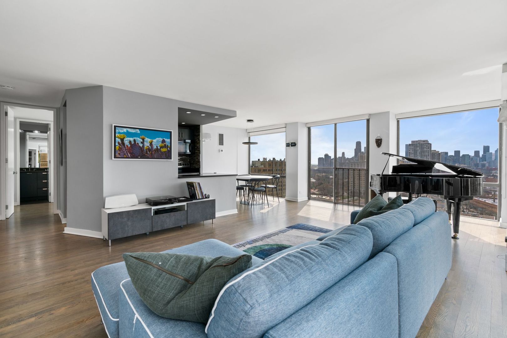 345 W Fullerton Parkway 2106