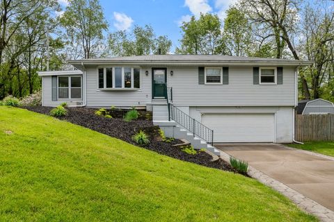 Photo of 2234 Oakwood Court, East Moline, IL 61244 (MLS # 12641407)
