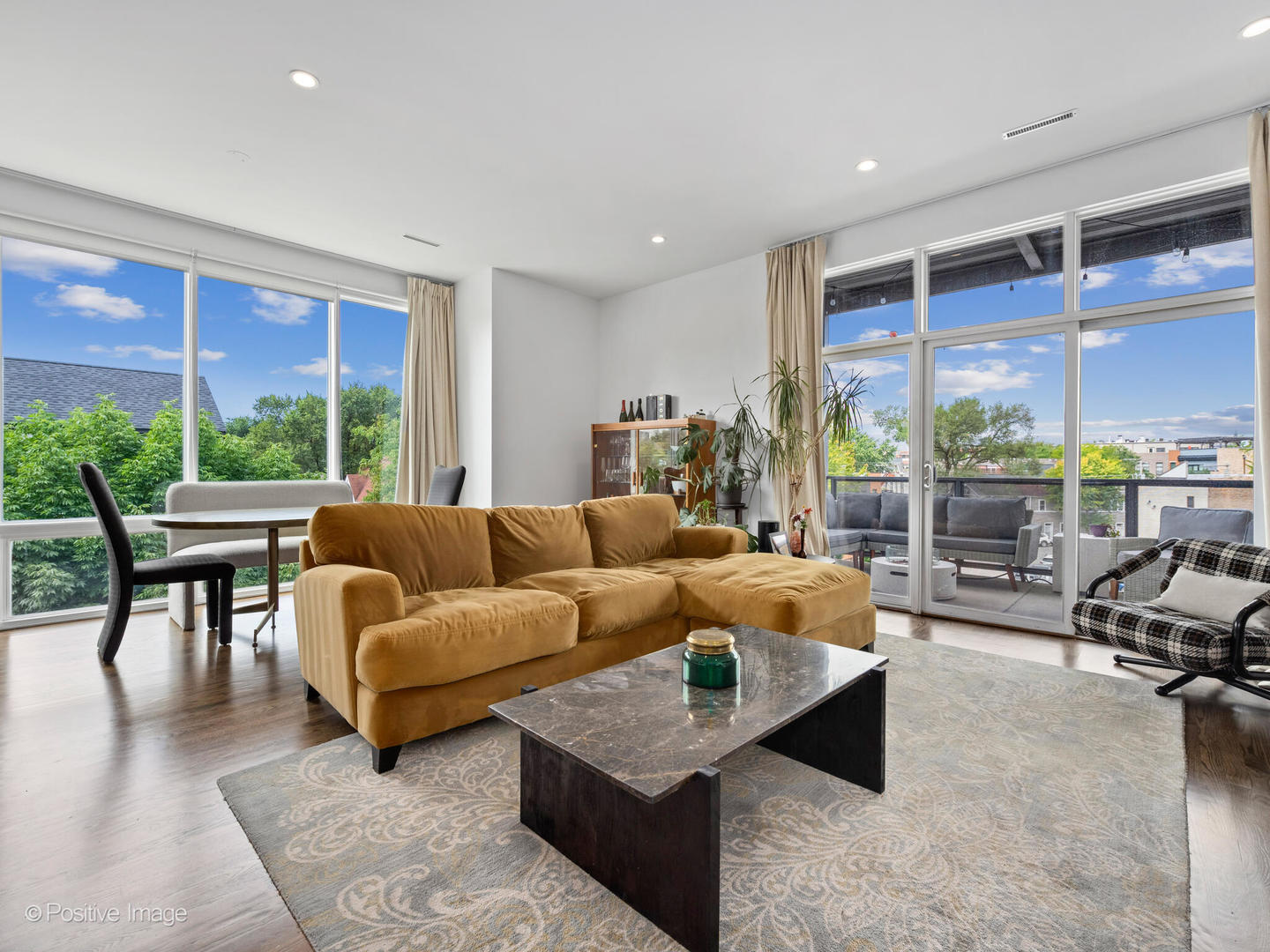 1250 N PAULINA Street 3W