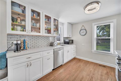 Tiny photo for 6 Iroquois Drive, Clarendon Hills, IL 60514 (MLS # 12650055)