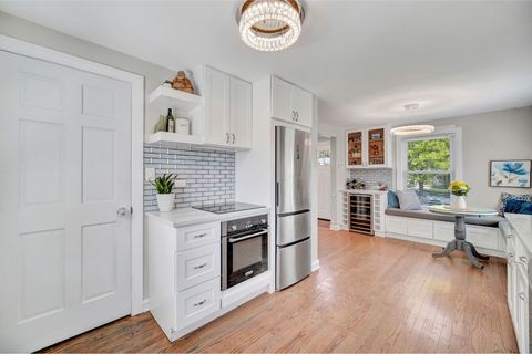 Tiny photo for 6 Iroquois Drive, Clarendon Hills, IL 60514 (MLS # 12650055)