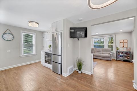Tiny photo for 6 Iroquois Drive, Clarendon Hills, IL 60514 (MLS # 12650055)
