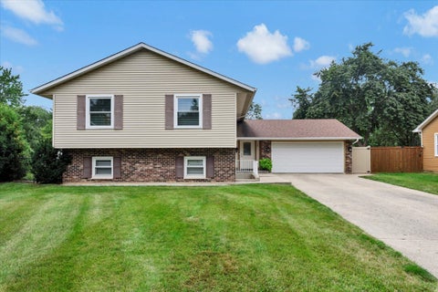 Photo of 27 Spring Valley Lane, Streamwood, IL 60107 (MLS # 12736547)