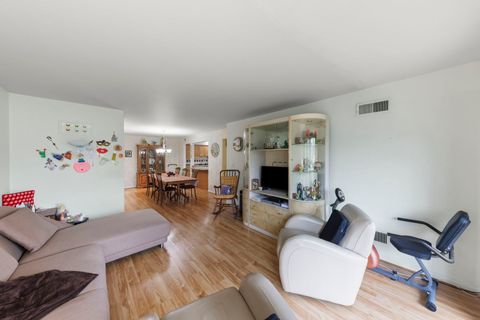Tiny photo for 5200 CARRIAGEWAY Drive #101, Rolling Meadows, IL 60008 (MLS # 12520527)