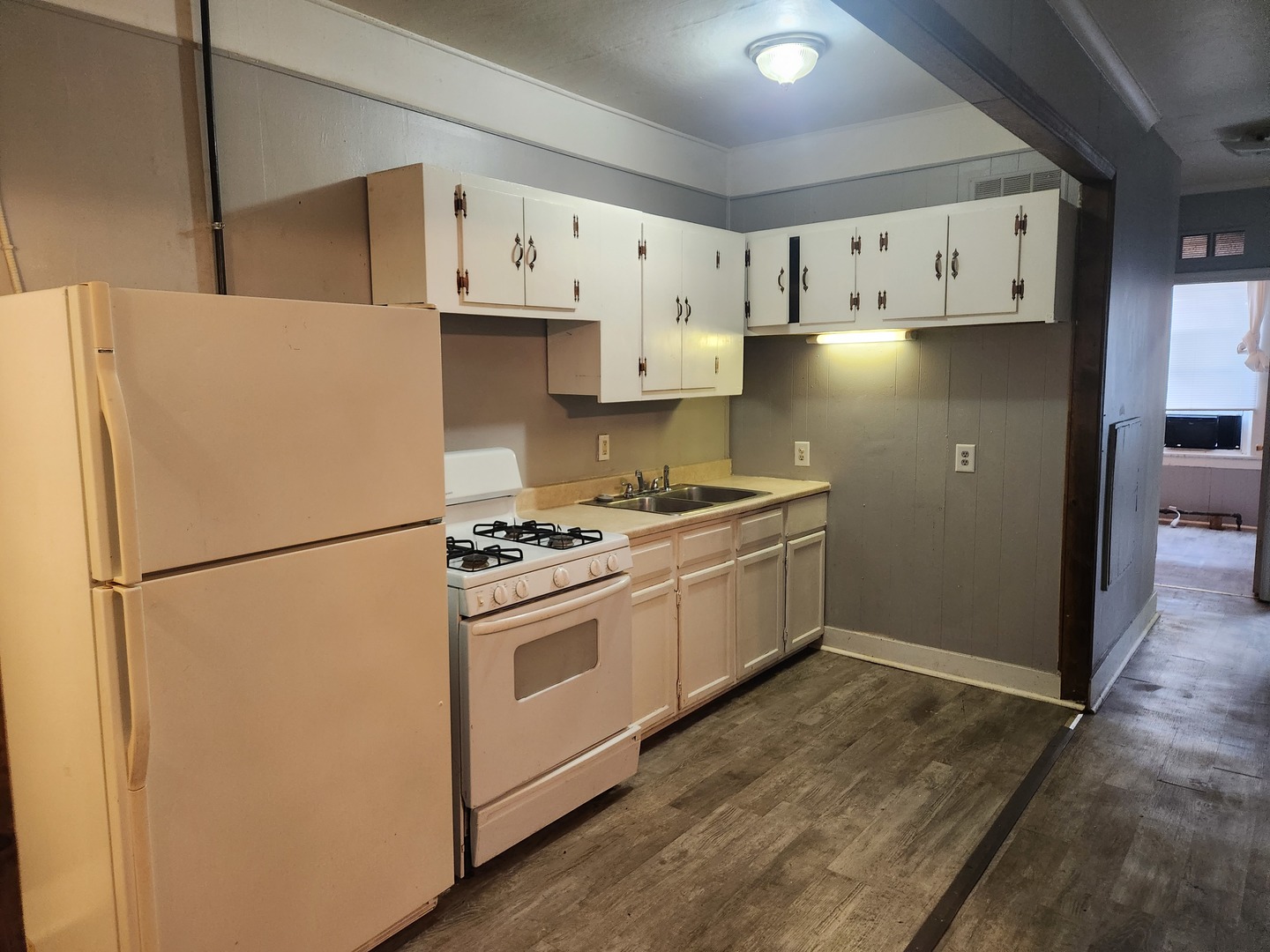 8 E Railroad Street 9