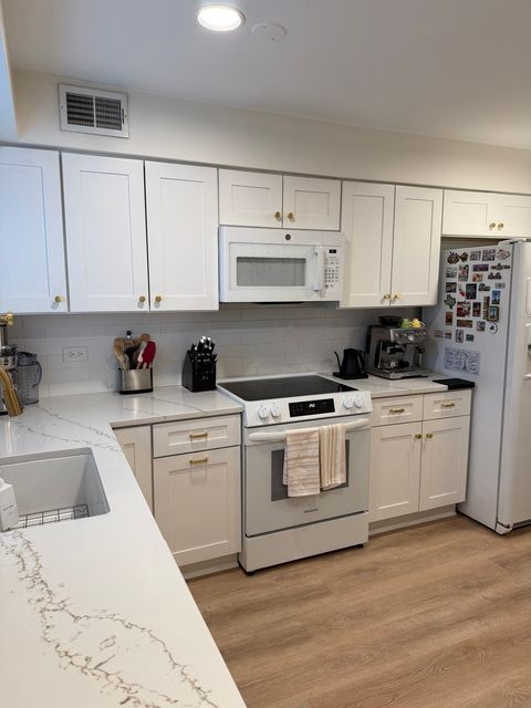 Tiny photo for 9456 Bay Colony Drive #2N, Des Plaines, IL 60016 (MLS # 12593248)