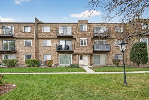 Photo of 9456 Bay Colony Drive #2N, Des Plaines, IL 60016 (MLS # 12593248)