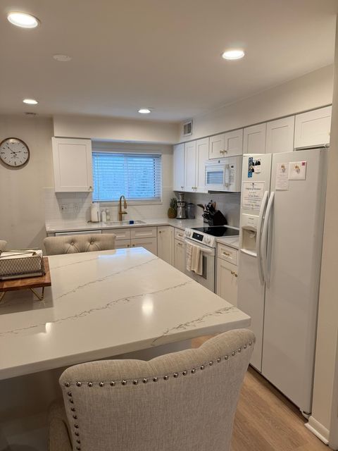Tiny photo for 9456 Bay Colony Drive #2N, Des Plaines, IL 60016 (MLS # 12593248)
