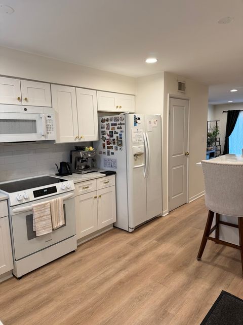 Tiny photo for 9456 Bay Colony Drive #2N, Des Plaines, IL 60016 (MLS # 12593248)