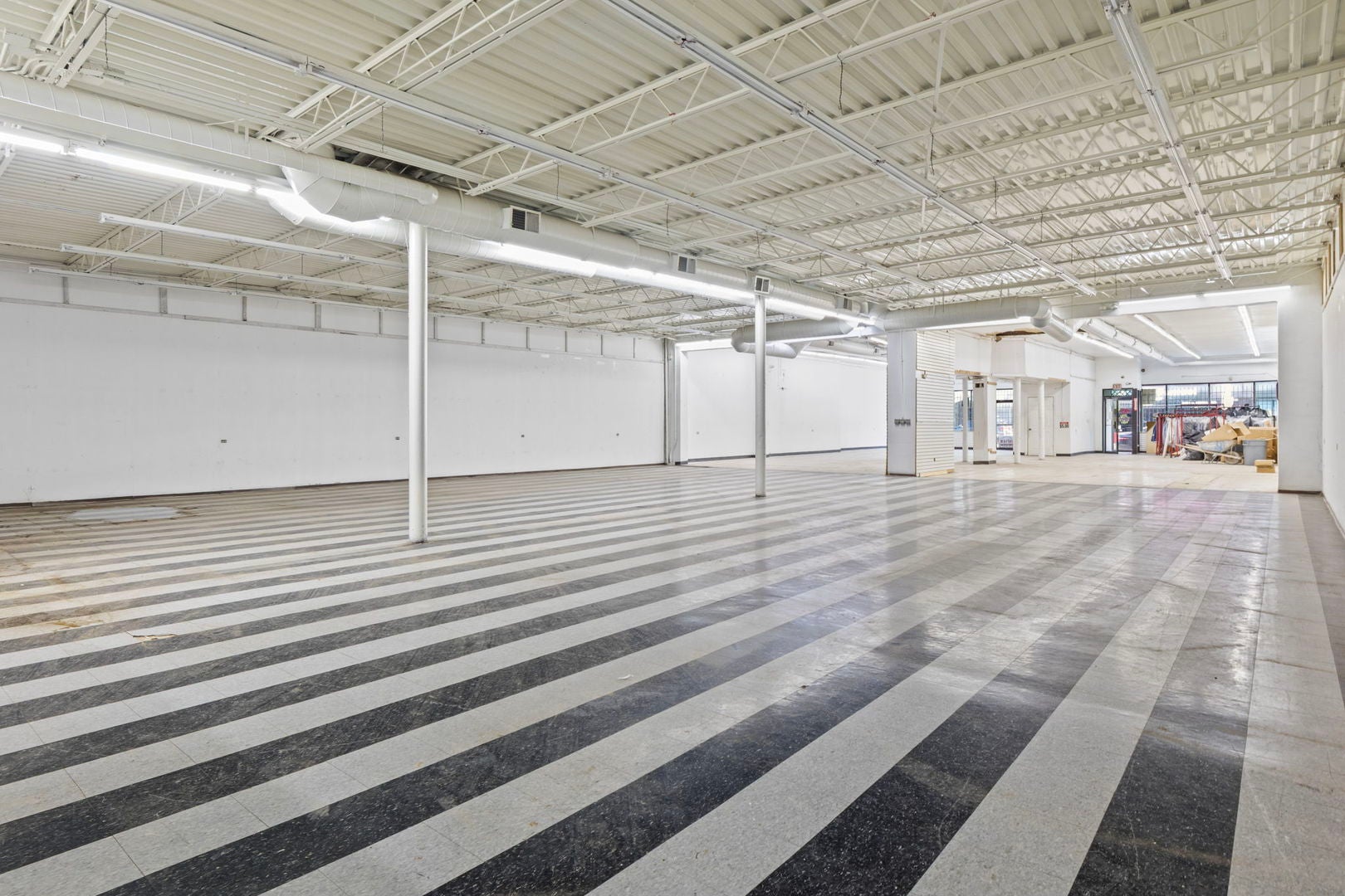 2833 W Cermak Road