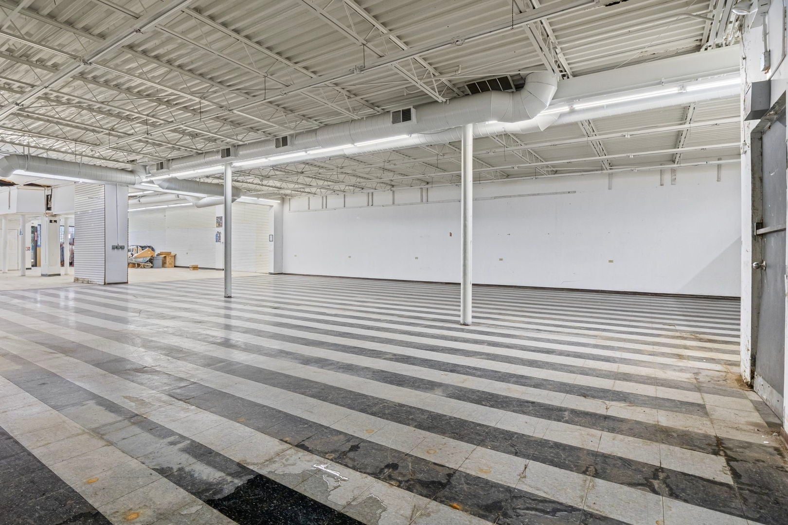 2833 W Cermak Road