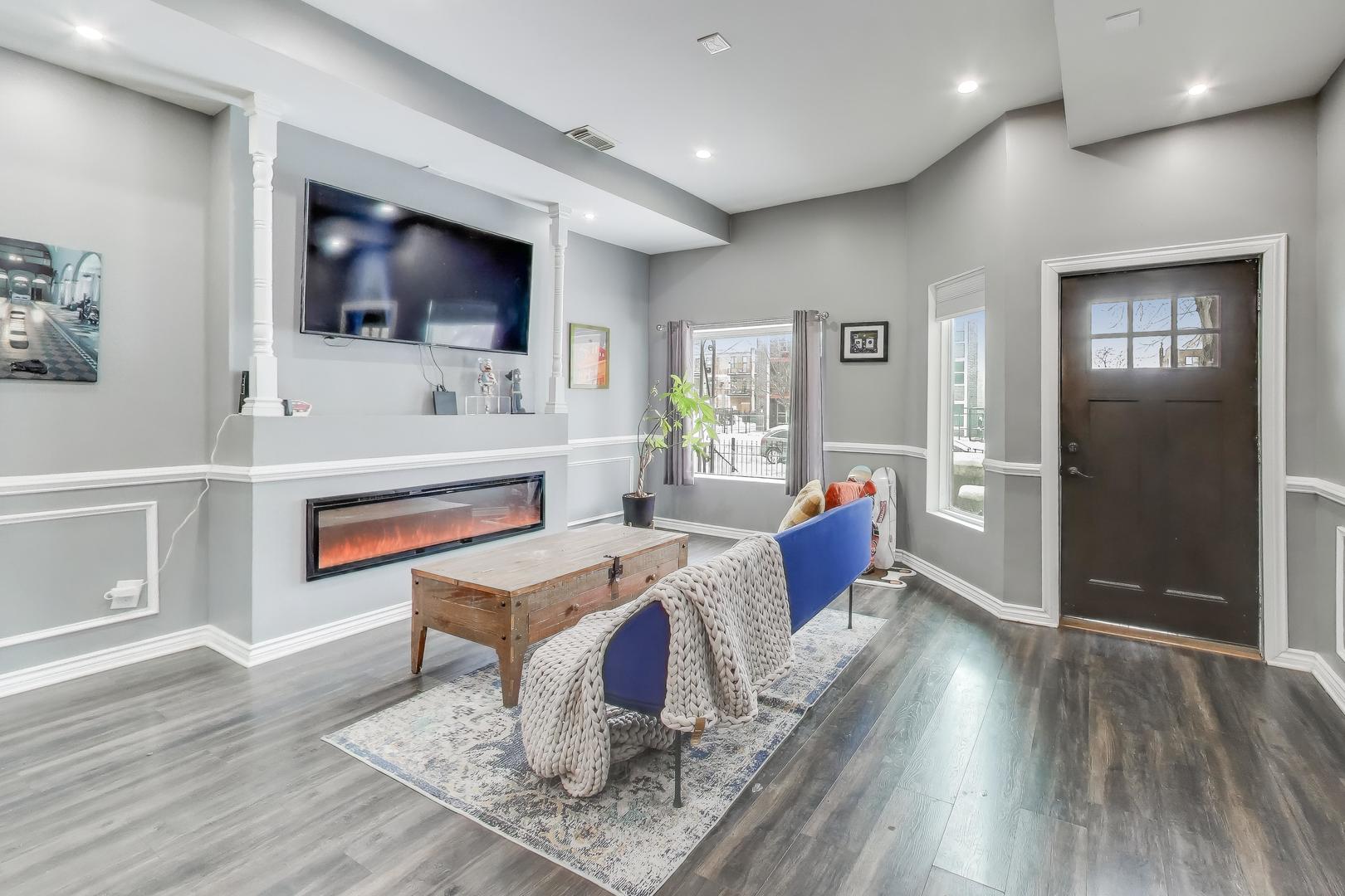 4049 S Indiana Avenue