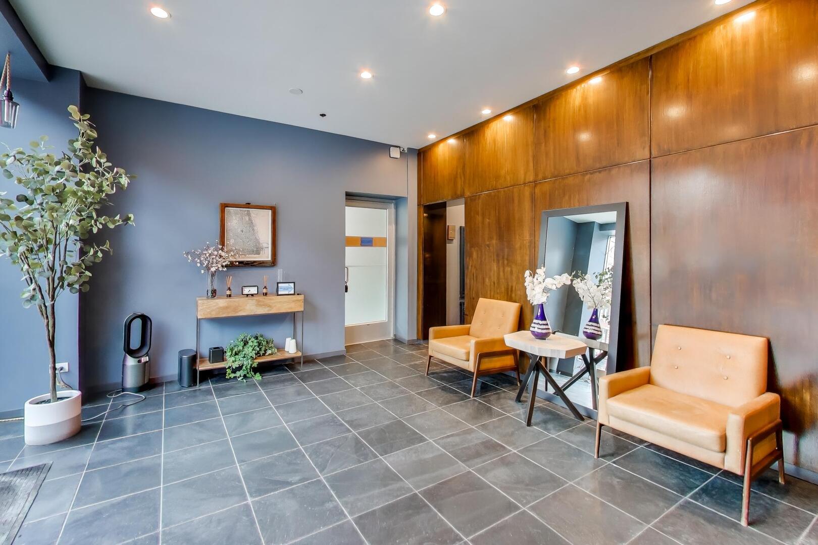 1118 W Fulton Street 201